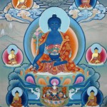 Darstellung des Medizinbuddhas mit der Heilpflanze Arguya in der rechten Hand, die die Kraft symbolisiert alles heilen zu können.